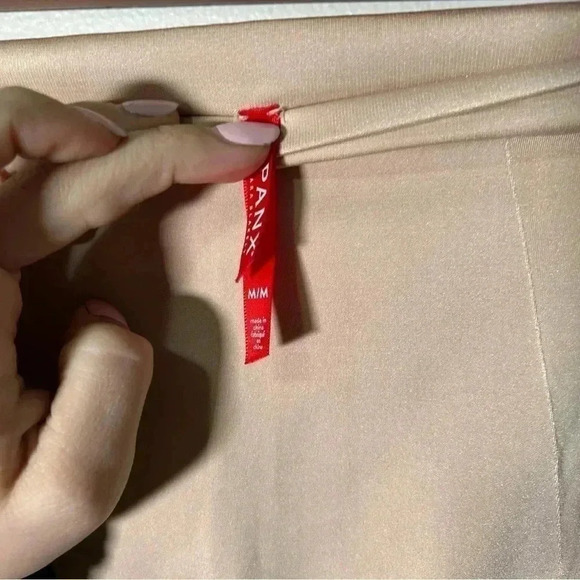 NWOT Spanx OnCore Mid-Thigh Short M - Picture 2 of 4